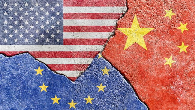 Drapeaux des États-Unis, de la Chine, et de l'Union Européenne