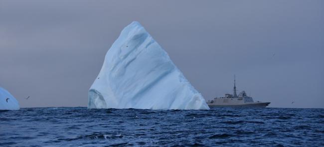 La Frégate Multi-Missions (FREMM) Bretagne navigue parmi les icebergs. Océan Atlantique Nord, octobre 2018.
